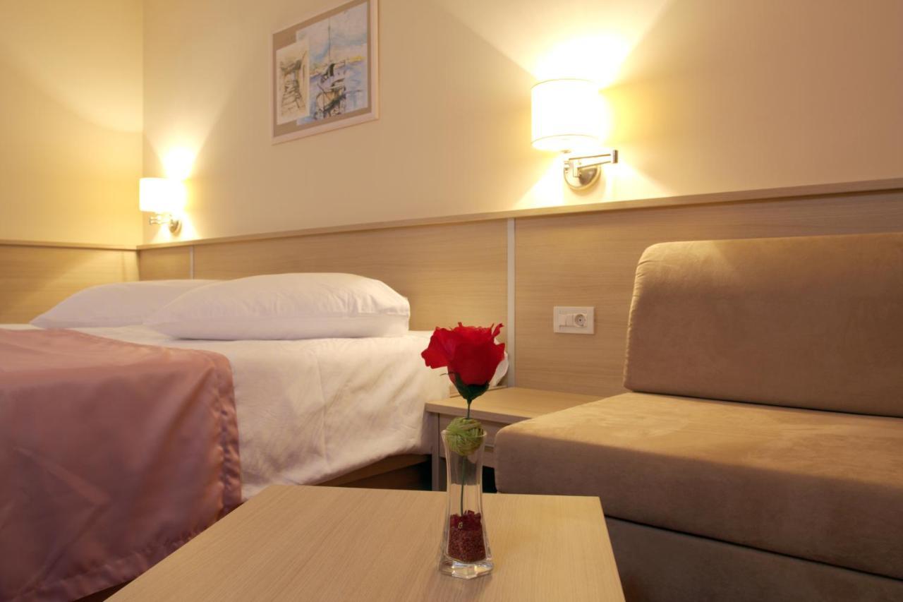 Hotel Quercus Дрвеник Екстер'єр фото